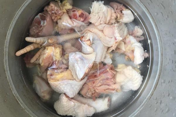 羊尾笋土鸡煲的做法图解2