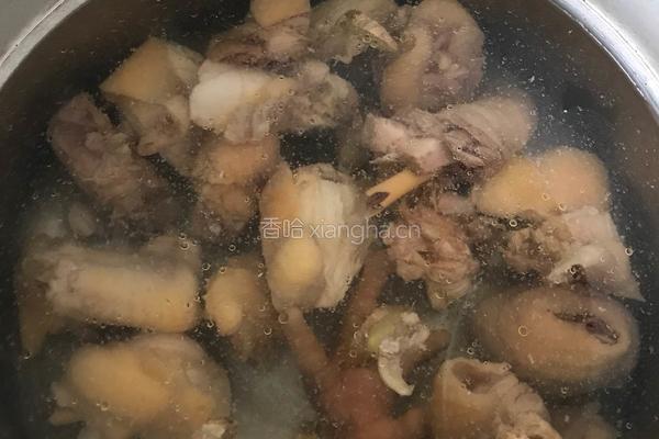 羊尾笋土鸡煲的做法图解4