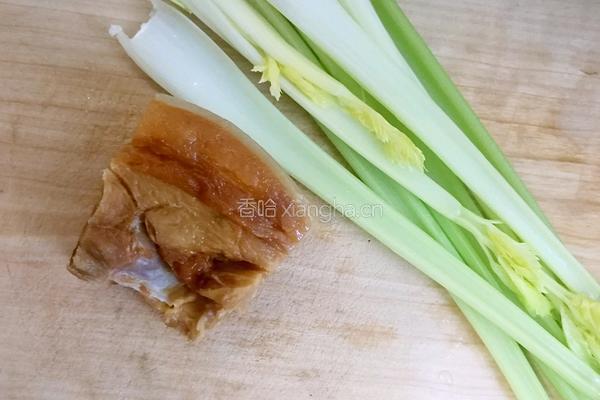 腊肉炒芹菜的做法图解1