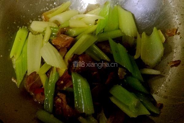 腊肉炒芹菜的做法图解5