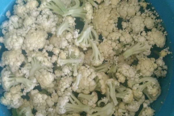 菜花炒肉的做法图解1