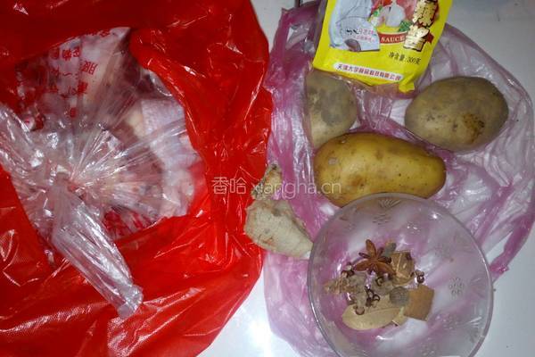 土豆炖鸡的做法图解1