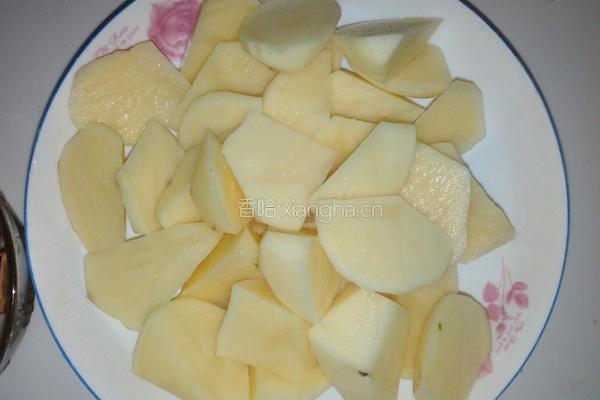 土豆炖鸡的做法图解3