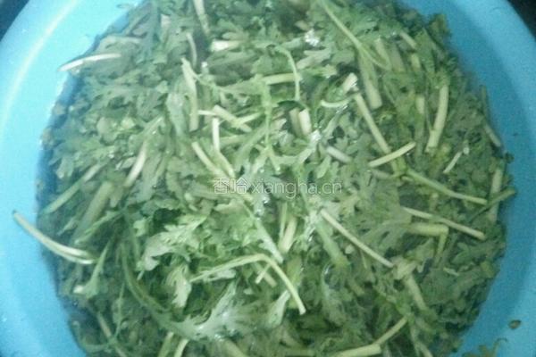 茼蒿炒鸡蛋的做法图解1