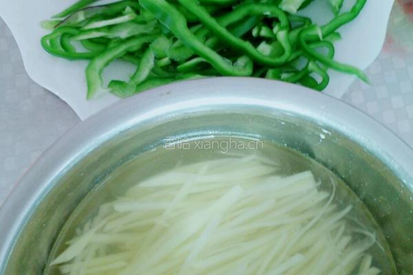 洋葱青椒土豆炒肉丝的做法图解1