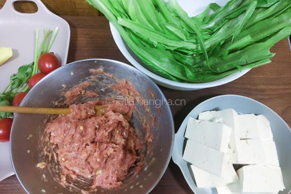 油麦菜肉丸豆腐汤的做法图解1