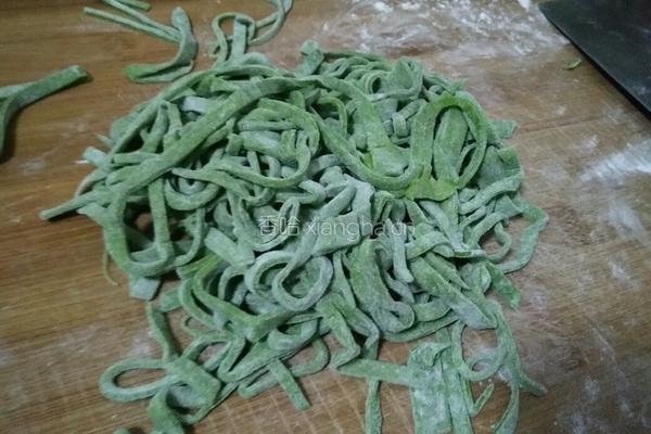 绿色菠菜面的做法图解4
