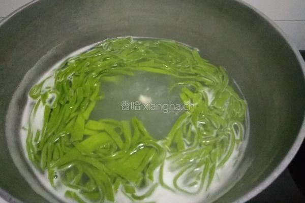 绿色菠菜面的做法图解5