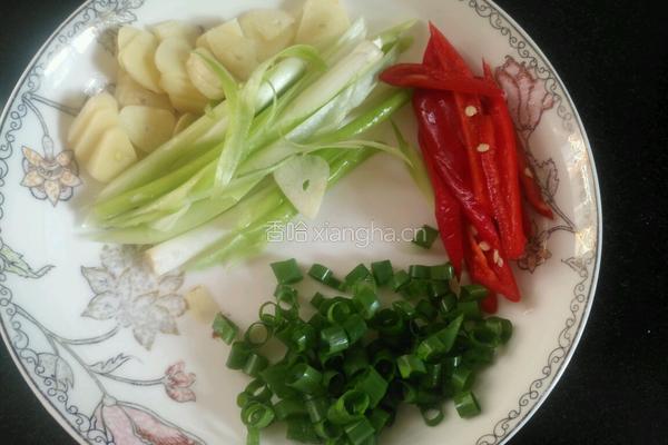 红肠炒菌菇的做法图解2