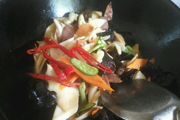 红肠炒菌菇的做法图解5