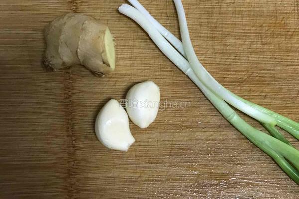 肉炒小白菜粉条的做法图解2