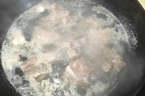 排骨竹荪枸杞汤 的做法图解4