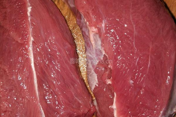 泡椒牛肉的做法图解1