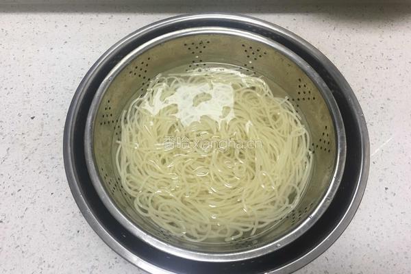 火腿炒面的做法图解2