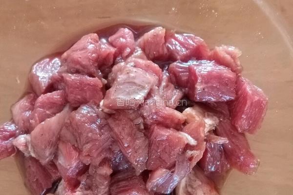 土豆烧牛肉的做法图解1