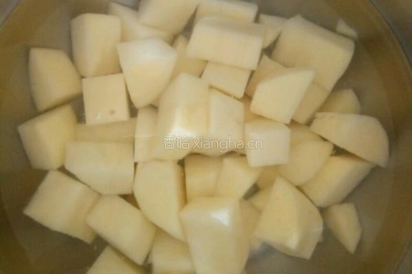 土豆烧牛肉的做法图解2