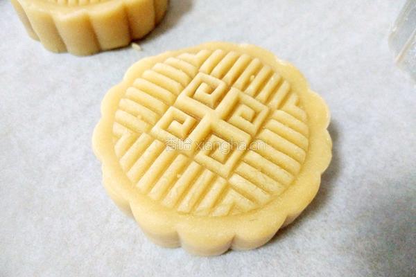 广式月饼（100克凤梨蛋黄馅）的做法图解18