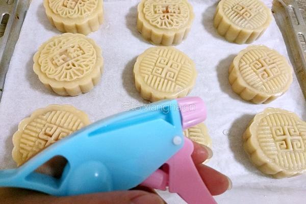 广式月饼（100克凤梨蛋黄馅）的做法图解20