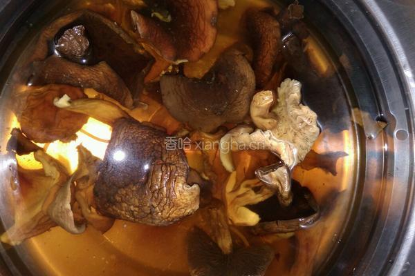 腊肉炖杂菌的做法图解2