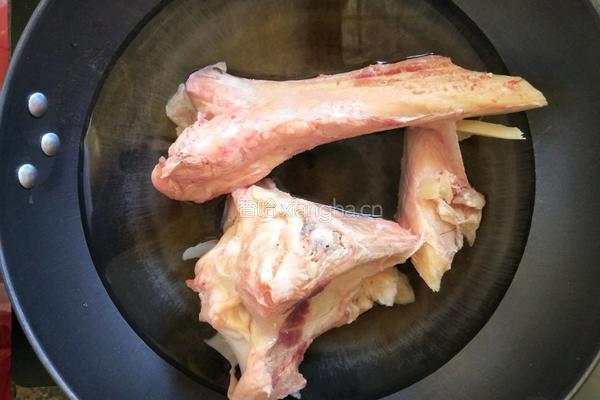 红萝卜牛骨汤的做法图解2