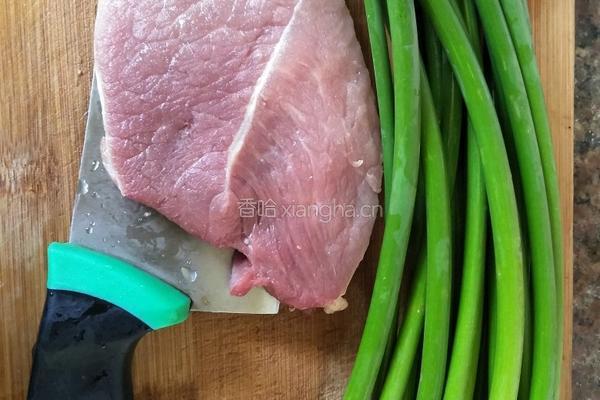 蒜薹炒肉丝的做法图解1
