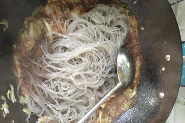 白菜猪肉炖粉条的做法图解10