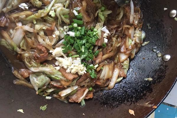 白菜猪肉炖粉条的做法图解11