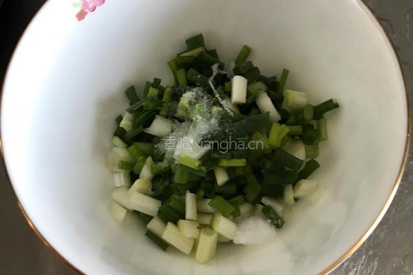 西红柿鹌鹑蛋面的做法图解1