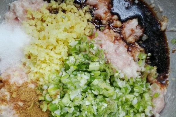 猪肉莲菜包子的做法图解4