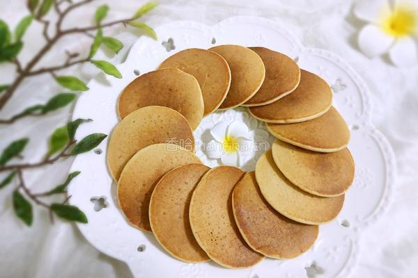 香蕉松饼的做法图解1