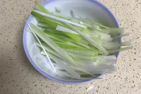 鲫鱼薏米白萝卜葱汤 的做法图解4