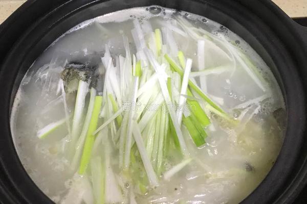 鲫鱼薏米白萝卜葱汤 的做法图解18