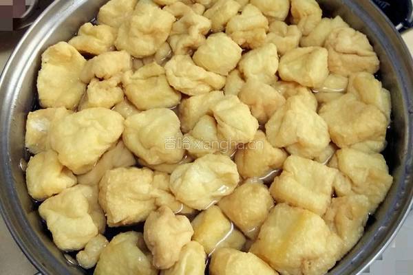 豆泡煮鳙鱼的做法图解1