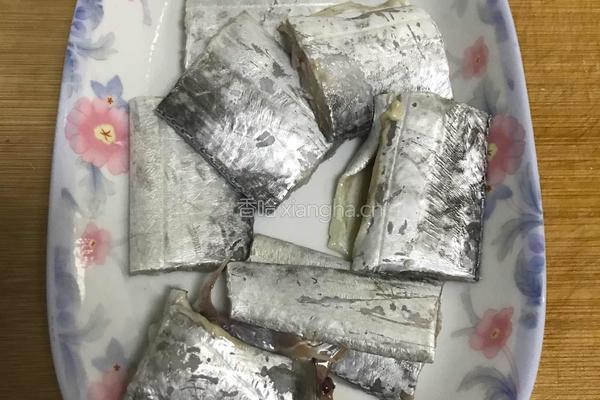 糖醋带鱼的做法图解2