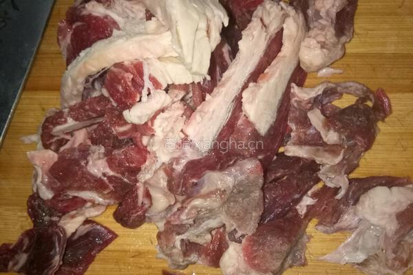 红烧牛肉土豆块的做法图解1