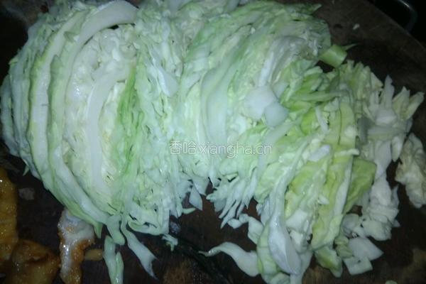 包心菜炒鸡脚的做法图解1