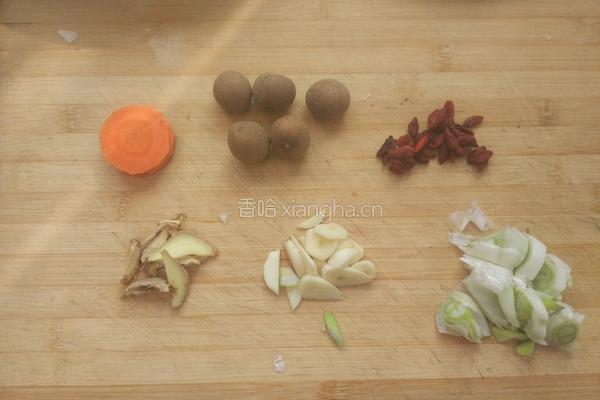 香菇土豆炖鸡的做法图解2