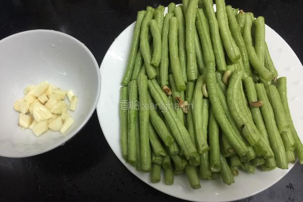 素炒豇豆的做法图解1