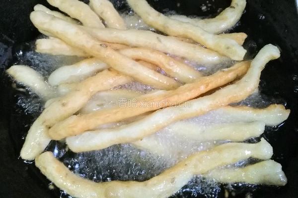 炸油条的做法图解6