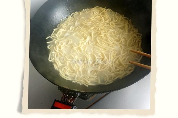 鸡丝黑椒牛肉意面的做法图解2