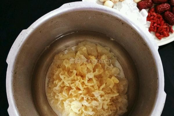 雪耳莲子羹的做法图解3