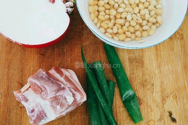 红萝卜豆嘴烧五花肉的做法图解1