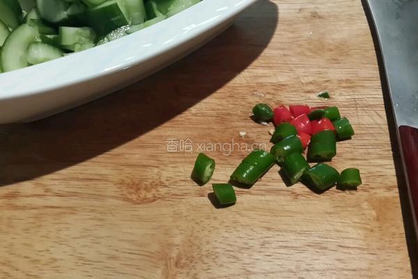 快腌酸辣黄瓜的做法图解3