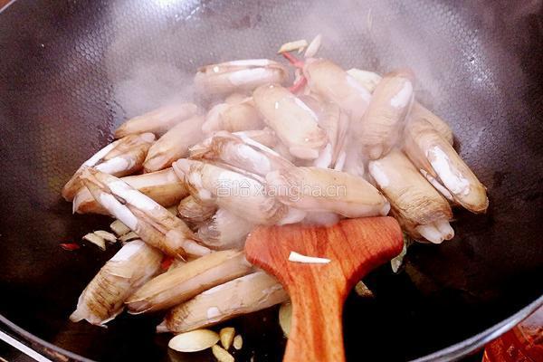 葱爆蛏子的做法图解5