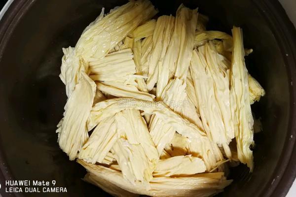 精炖腐竹排骨汤的做法图解1