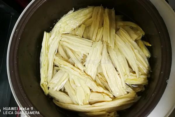 精炖腐竹排骨汤的做法图解3