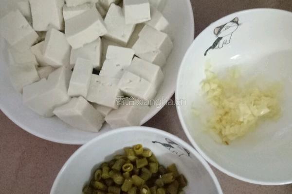 酸豆角豆腐的做法图解1