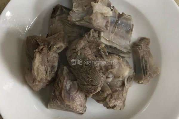 排骨酸菜炖粉条的做法图解4