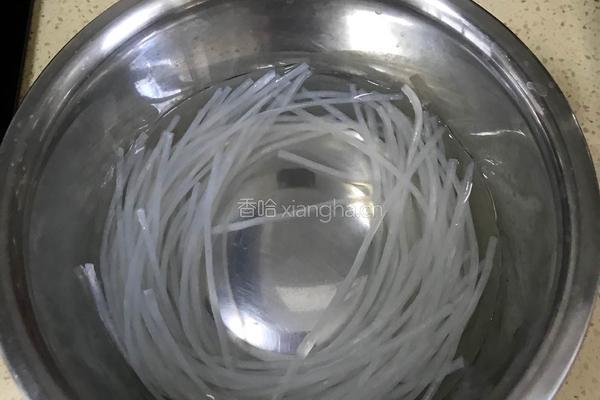 排骨酸菜炖粉条的做法图解5
