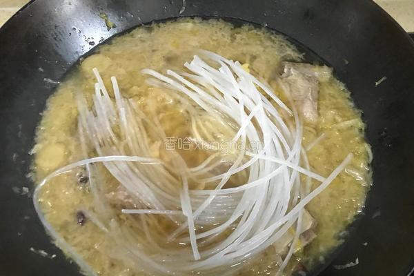 排骨酸菜炖粉条的做法图解15